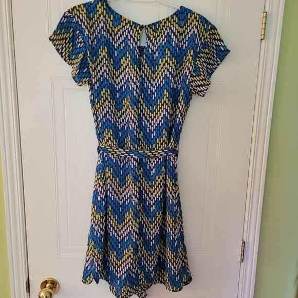 Hatley Blue Yellow Geomatric Print Mini Dress with Tie Lined Flutter Sleeve M - Picture 5 of 12